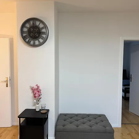 Grosse Mit Xxl-balkon In Schwerin Mitte *